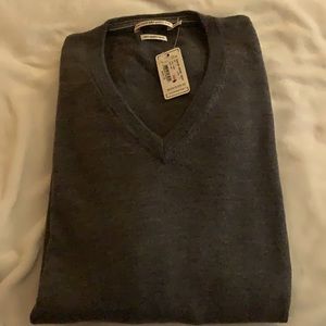 Men’s Peter Millar V-neck Sweater.